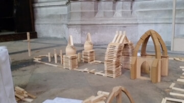 Atelier pour enfants de kaplas et de modèles en bois