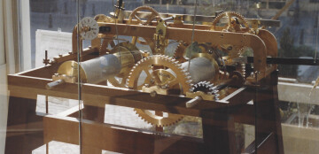 "115 ans et toutes ses dents" : l'histoire d'une horloge monumentale installée à l'origine dans le clocher de l'église Saint-Christophe.