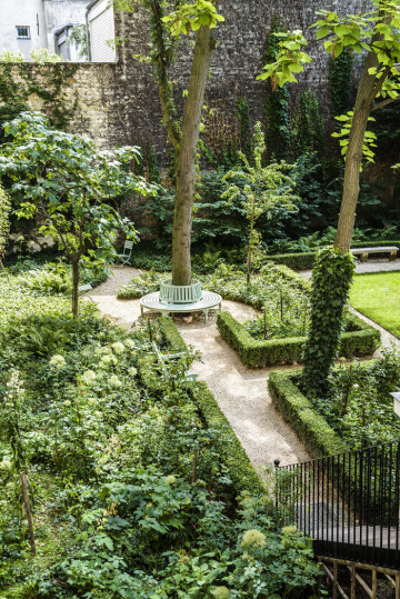 Art contemporain dans le jardin du musée Delacroix, avec William Mackrell