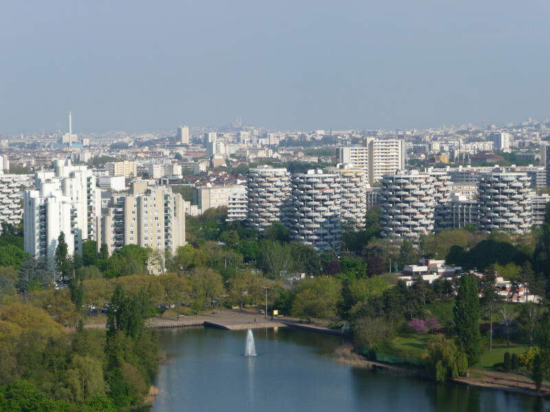 Circuit dans le quartier du Palais, le plus emblématique des quartiers du nouveau Créteil, célèbre pour ses immeubles en forme de choux.