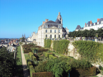 "L'ancien évêché, aujourd'hui l'hôtel de ville et ses jardins."