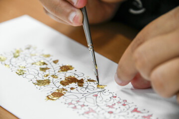 « D’or et de couleurs » : initiez-vous à l’enluminure avec cet atelier créatif accessible à tous !