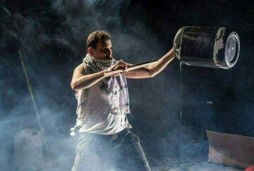 "AND HERE I AM". Le Freedom Theatre au Festival International du THÉÂTRE DE RUE D’AURILLAC