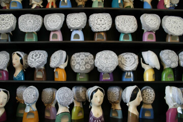 Mémoires en tissu : à la découverte des coiffes et de leurs secrets