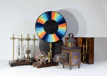 « À l’occasion de ses 150 ans, l’UCO ouvre ses réserves patrimoniales » : Visite de la réserve d’instruments scientifiques ancien