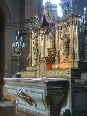 Visite d'une chapelle au riche décor intérieur