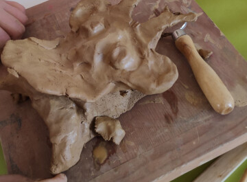 À l'heure des vacances, voyage et modelage au musée !