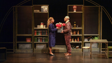 Changer l'eau des fleurs