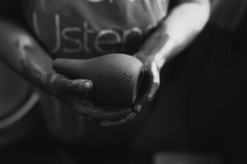 Atelier de curiosité : fabrication d'oyas en terre cuite