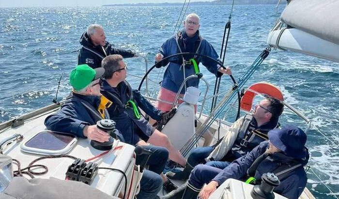 Pélé des pères de famille à la voile
