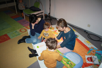 Mille-feuilles et Petit Lu lit aux bébés
