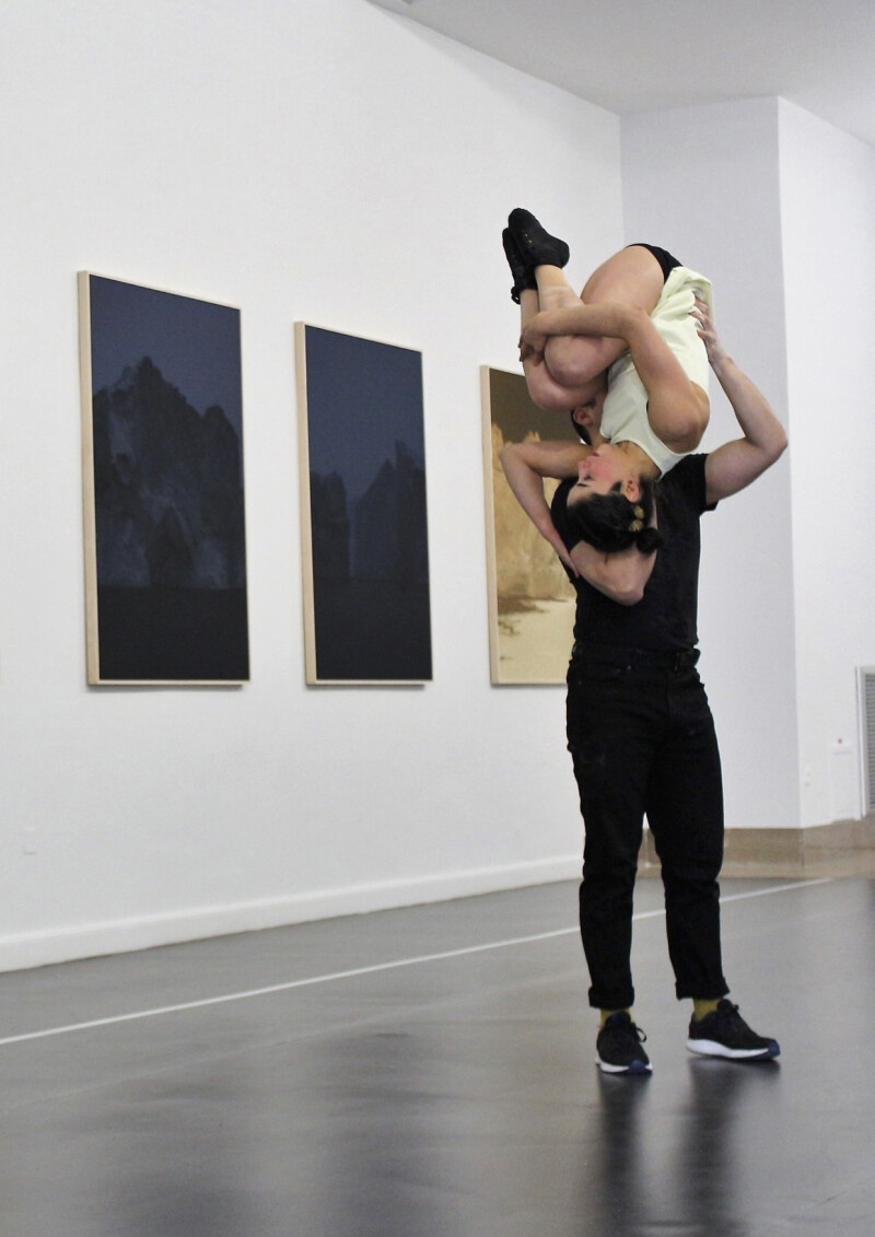 Et si les chaises des musées devenaient des agrès de cirque ?