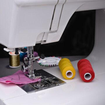 Atelier d'initiation à la couture pour apprendre à utiliser une machine à coudre.