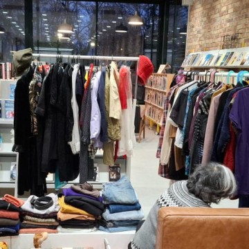 Fringothèque solidaire à la bibliothèque Bordeaux-Lac