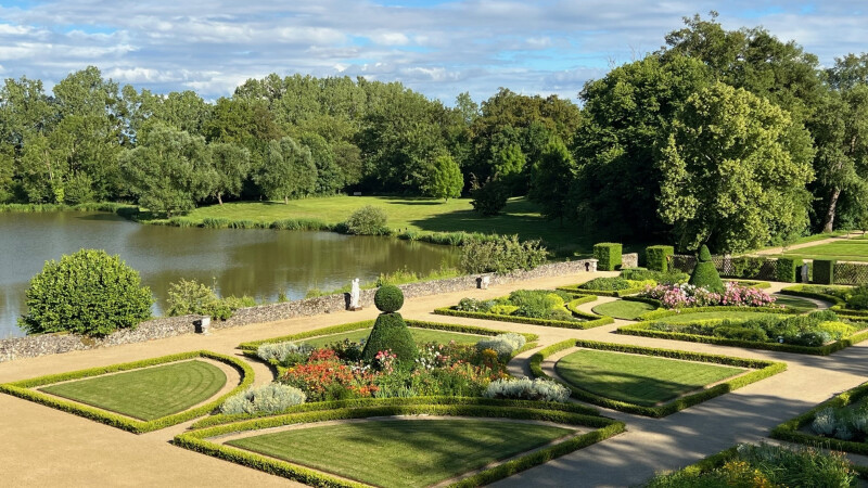 Promenade en toute liberté dans les Jardins du château des Arcis, un jardin aux mille vues !... (Document de visite avec plan à votre disposition)