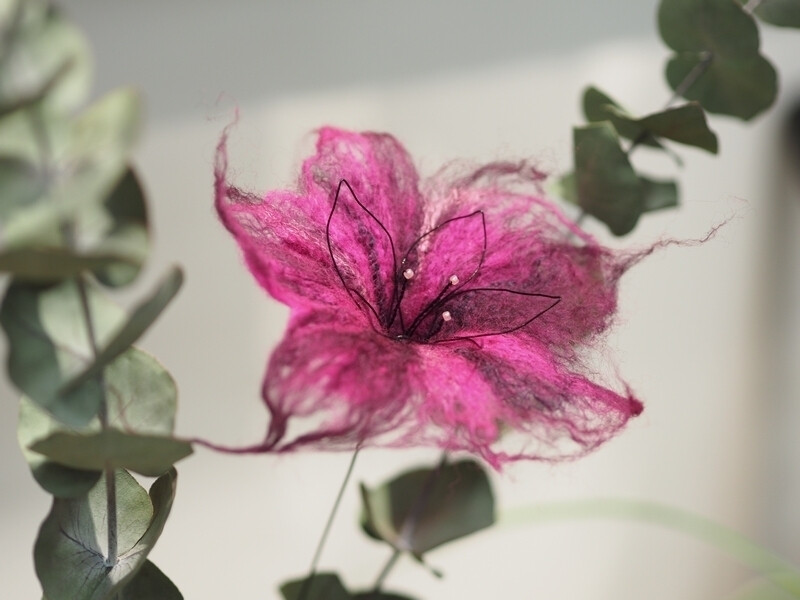 Atelier feutrage à plat : fleur, tableau ou col