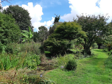 Visite d'un jardin paysager aux abords d'une ancienne ferme.
