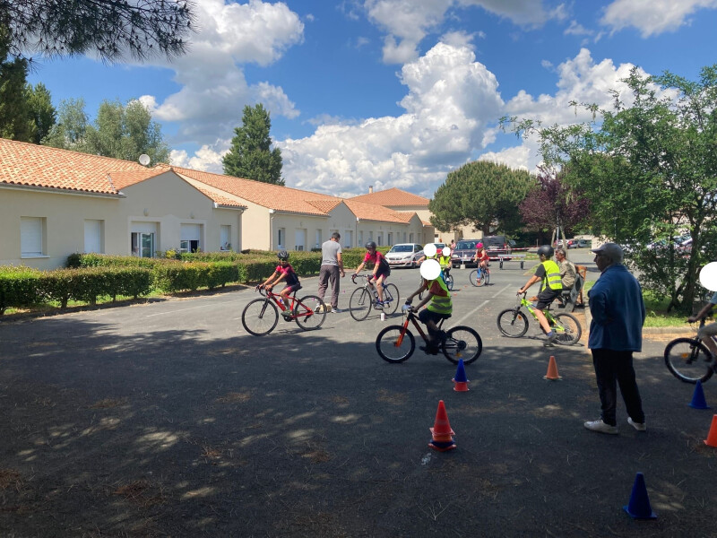 Pédalons sans Âge : le Défi des Générations