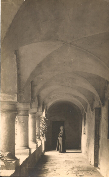 Le petit cloître et le cellier des ursulines de Thoissey