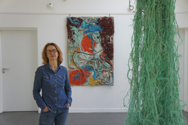 Écoartiste, Anne-Sophie Menet crée des sculptures à partir de la laisse de mer. Son exposition à Paluel s'intitule Selon arrivage.