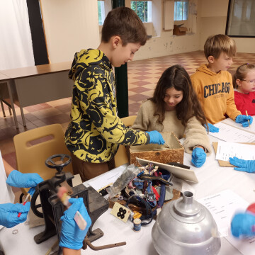 Restitution du projet « Une école, un chantier, des métiers » et le chantier des collections par les CM1-CM2 de l’école Paul Bert, 36