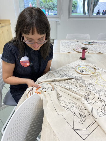 Atelier broderie, animé par une artiste-licière.