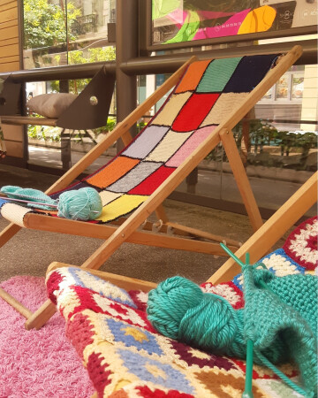 Installation « Tricotons le musée et le quartier Très-Cloîtres »