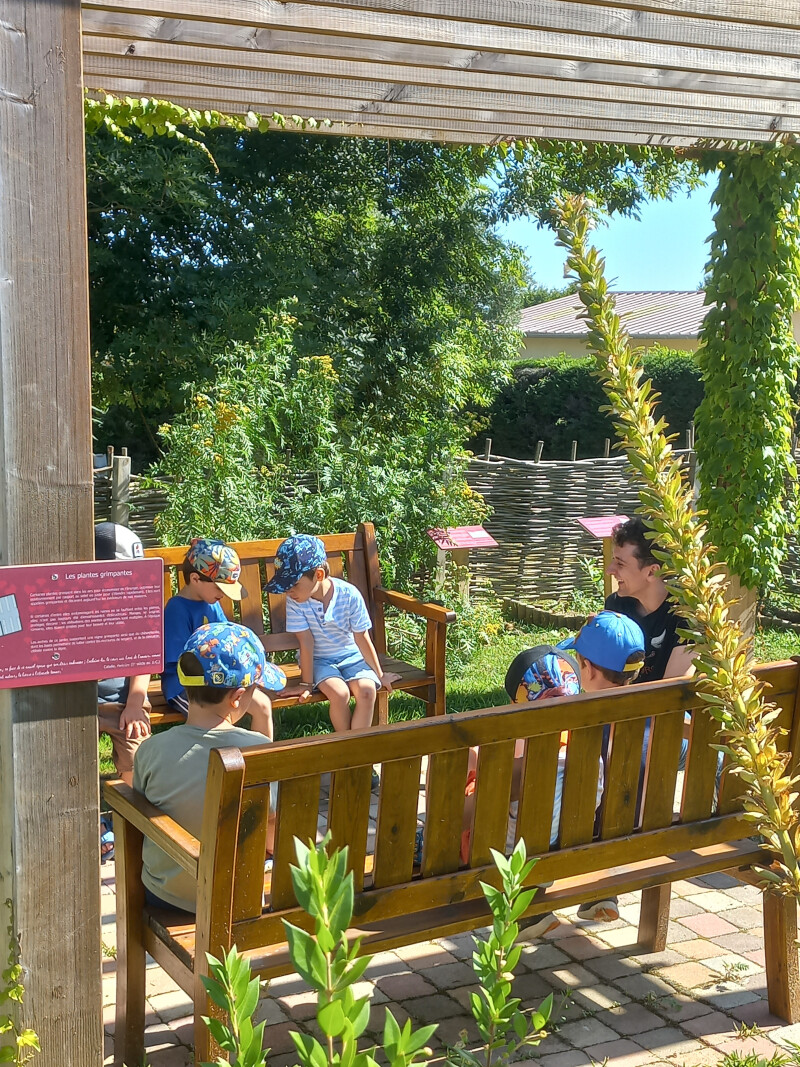 Découverte du jardin antique avec un livret-jeux pour les enfants