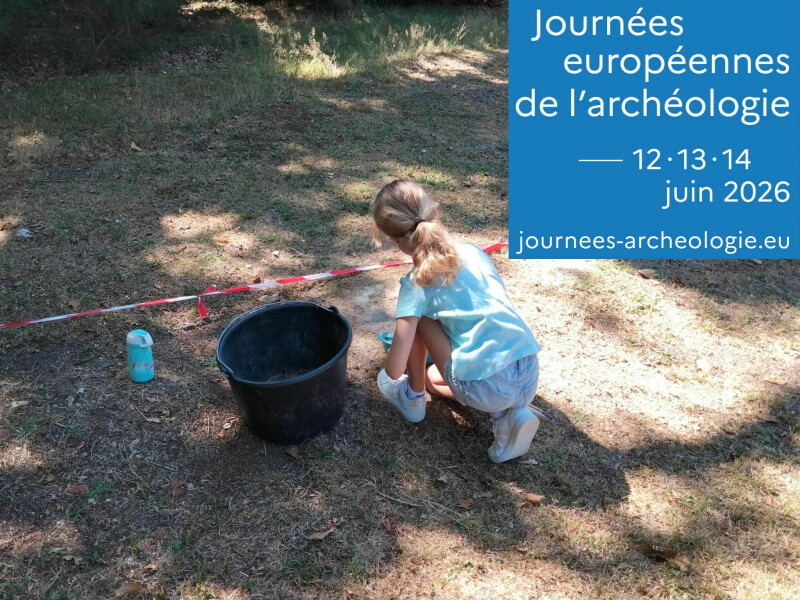 Fouille d'une fouée - atelier thématique du Village de l'an mil