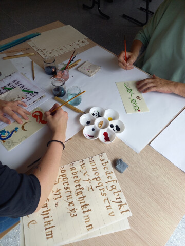 "De la plume à l'or : recréez l'art des manuscrits"