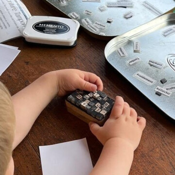 Atelier : cartes et tampons à la manière de Satie