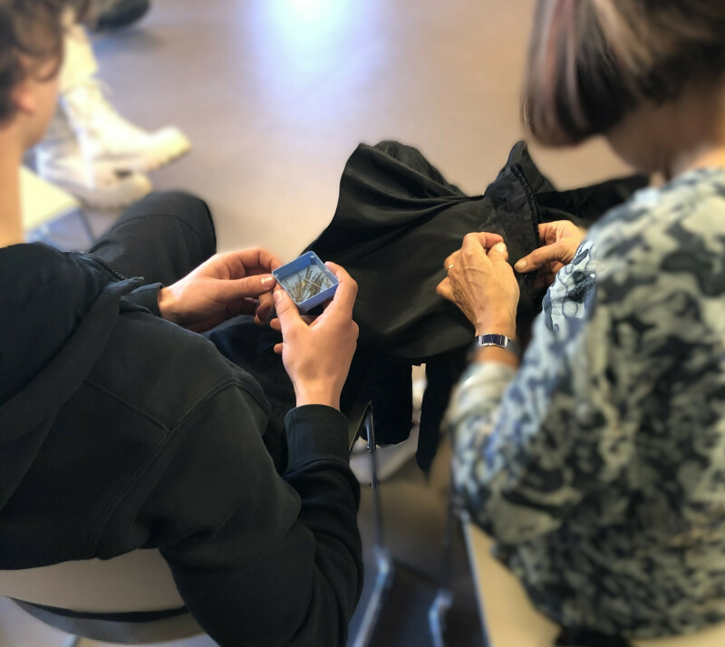 Démonstration de nouage de coiffe