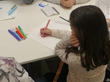 Confection d'un cerf-volant à Terres d'Oiseaux