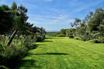 Visite des jardins dessinés selon la technique japonaise du sakkei ou de la vue empruntée, avec les Pyrénées et les vallons en toile de fond.
