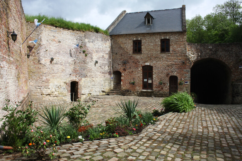 Visite guidée : explorez un site unique du château médiéval à la forteresse bastionnée