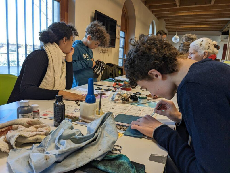 Upcycling créatif : confection d’accessoires en cuir de réemploi avec Nos Deux Mains