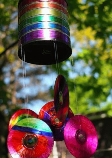 Présentation de structures sonores dans le jardin du musée