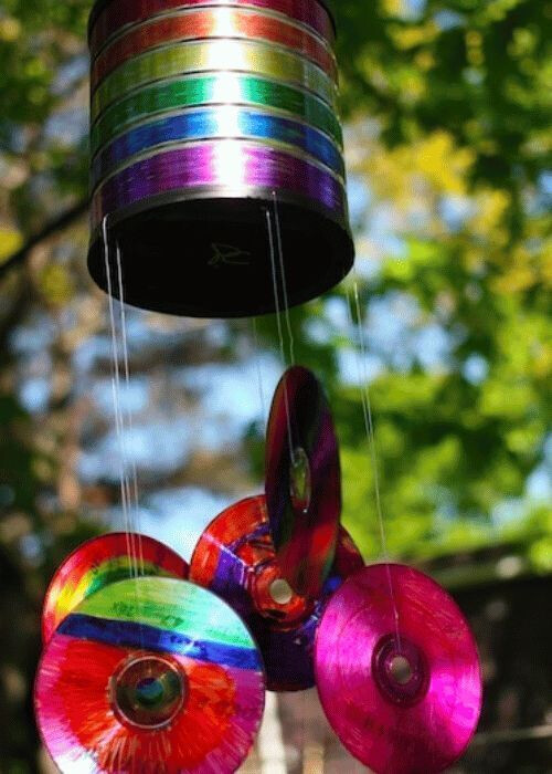 Présentation de structures sonores dans le jardin du musée