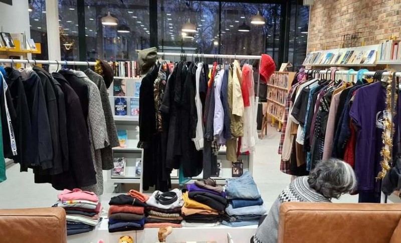 Fringothèque solidaire à la bibliothèque Bordeaux-Lac
