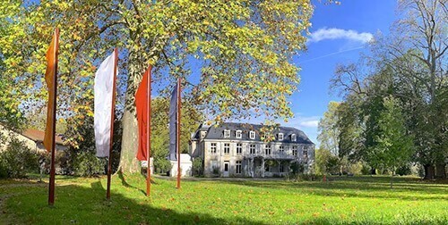 Découvrez le jardin fleuri Zidji et le parc du château du centre bouddhiste européen Dechen Chöling
