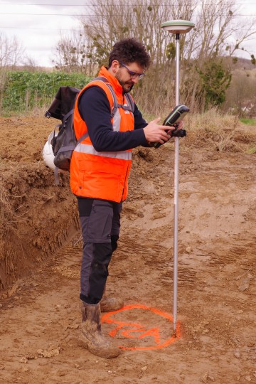 Cartographier le passé - Le topographe en action (Village de l'archéologie de Vendeuil-Caply)