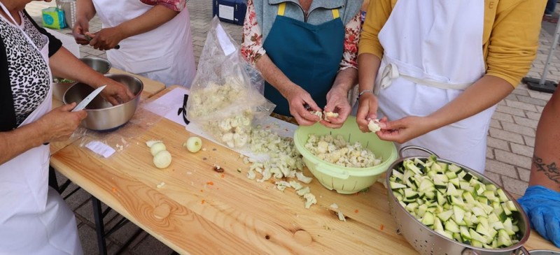 CUISINE ET REPAS PARTAGE AVEC LA MAIN A LA PÂTE