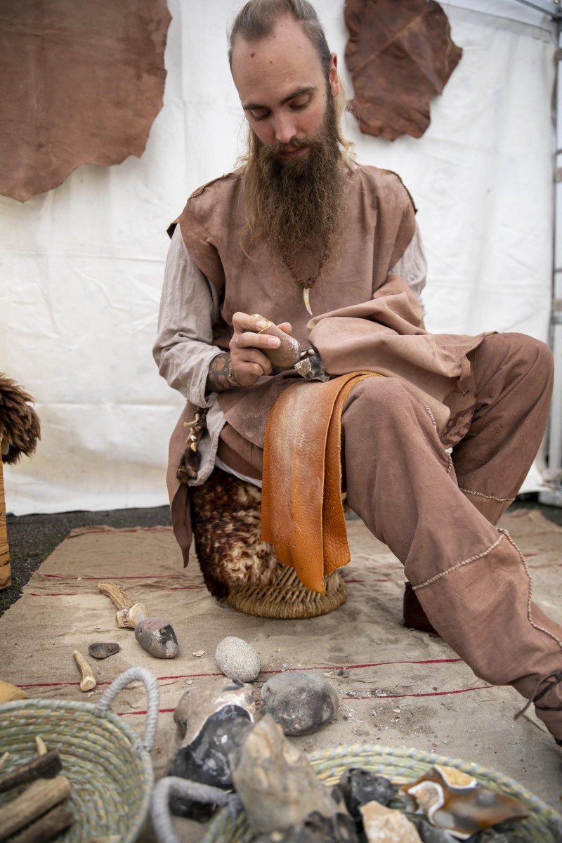 Démonstrations travail du cuir et taille de silex