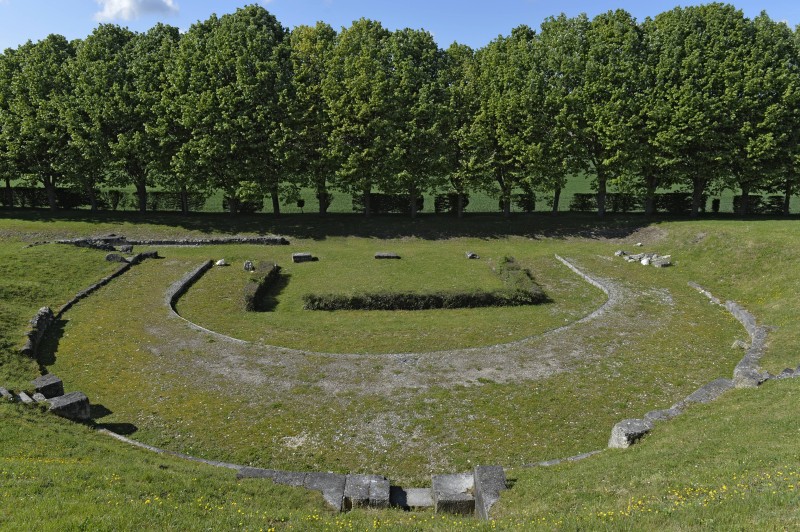 Visite du sondage archéologique du théâtre antique (Village de l'archéologie de Vendeuil-Caply)