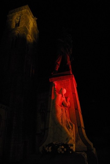 Trio Malaga et lumières de la Côte de Nacre sur grand écran à l'église de Lion sur mer