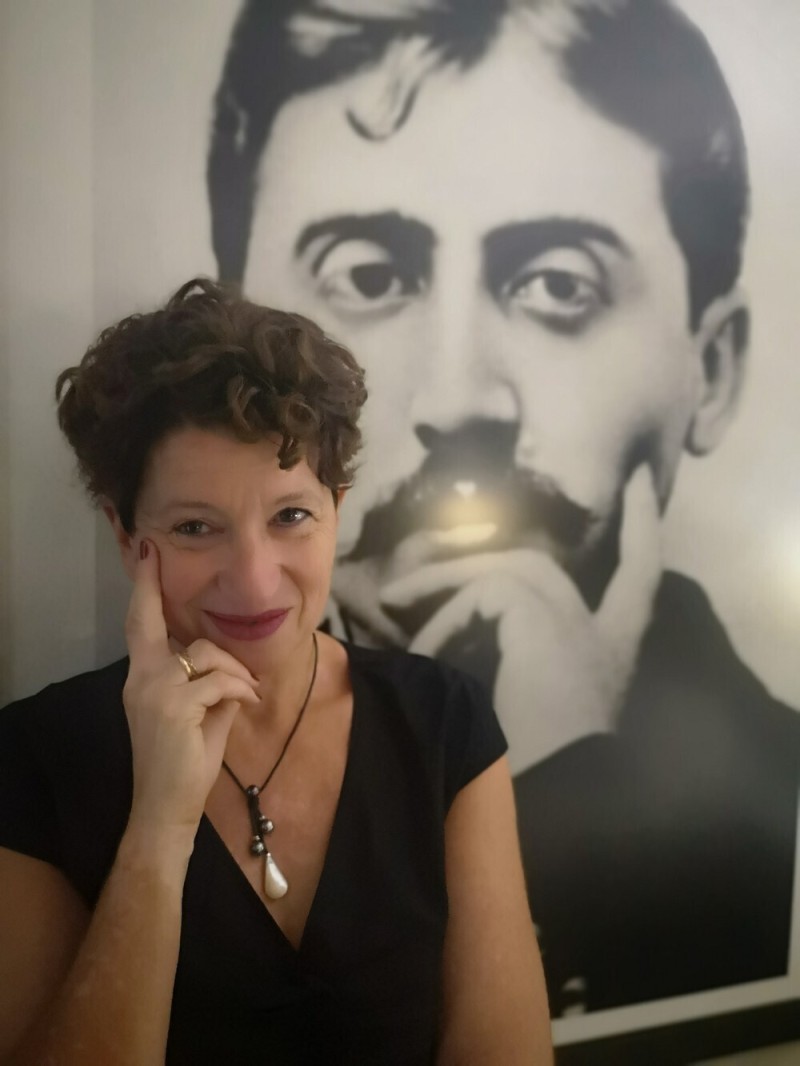 Performance littéraire : Tentative de résumer "À la Recherche du temps perdu" en une heure, Performance de Véronique Aubouy