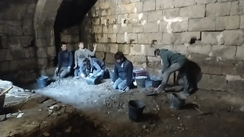 Visite des fouilles d’une cave médiévale
