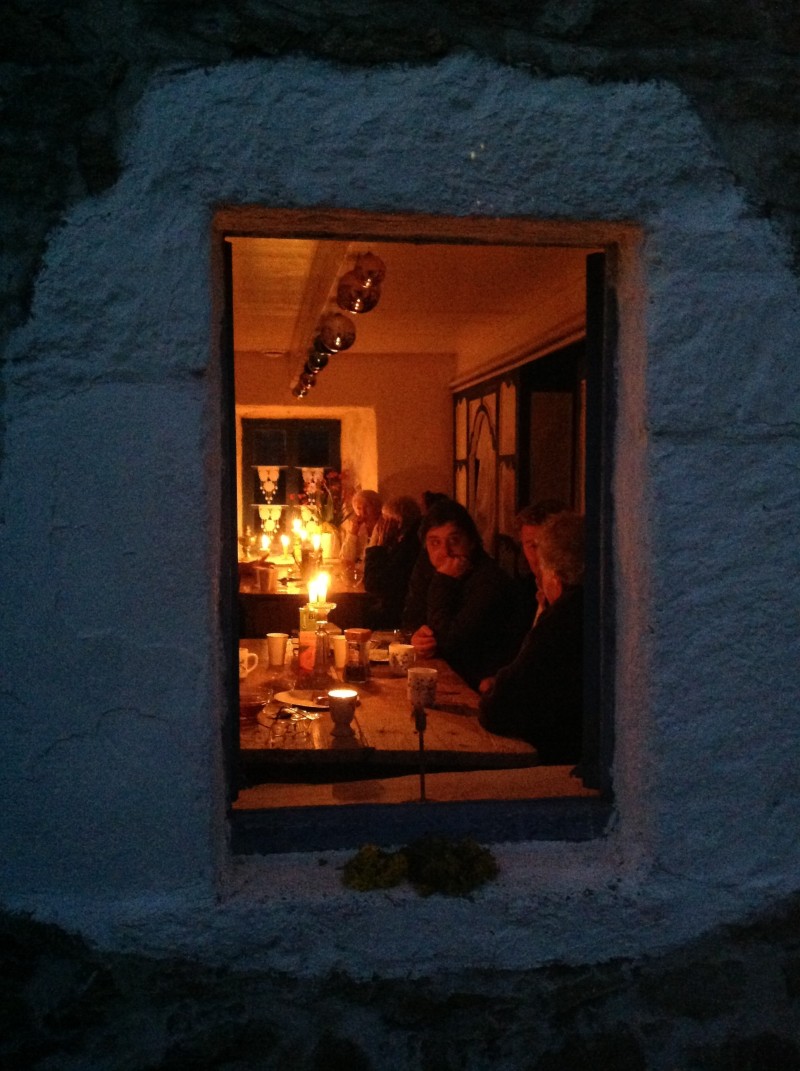 Veillée à la bougie dans la maison traditionnelle