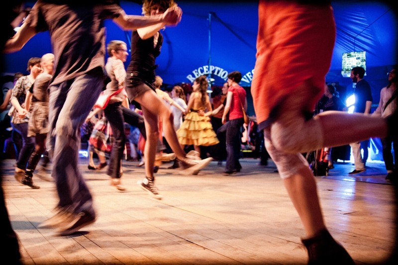Le Bal où l'on écoute la musique avec les pieds