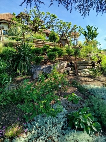 Visite d'un jardin à l’anglaise créé par deux amateurs ou la passion de l’aménagement côtoie celle du jardinage.